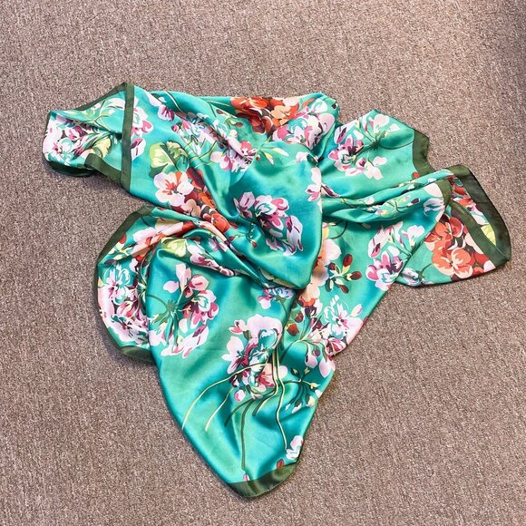 Gucci Floral 100% Silk Scarf Green Pink Design 35" x 70" Rectangle - Picture 4 of 10